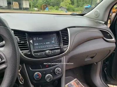 LOTE 002 - VEÍCULO GM TRACKER LT MARCA CHEVROLET, a gasolina/álcool, ano e modelo 2017