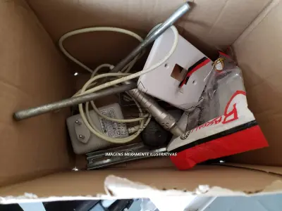 LOTE 005 - Equipamentos de Enfermagem - Cadeiras de rodas, maca de emergência, mesa, balanças, armários