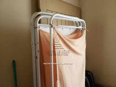 LOTE 005 - Equipamentos de Enfermagem - Cadeiras de rodas, maca de emergência, mesa, balanças, armários