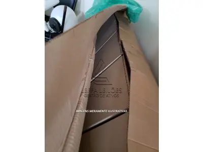 LOTE 005 - Equipamentos de Enfermagem - Cadeiras de rodas, maca de emergência, mesa, balanças, armários