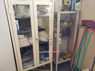 LOTE 005 - Equipamentos de Enfermagem - Cadeiras de rodas, maca de emergência, mesa, balanças, armários