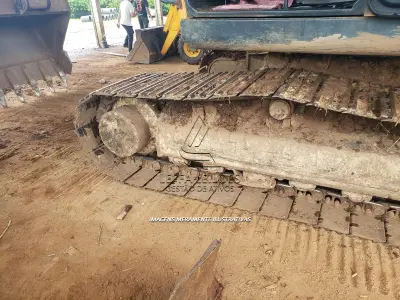 LOTE 001 - UMA ESCAVADEIRA DE ESTEIRA HYUNDAI 220 LC, 9s, ano/modelo 2014