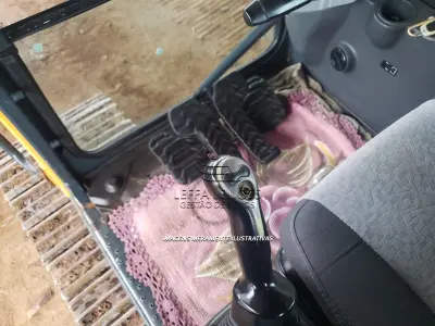 LOTE 001 - UMA ESCAVADEIRA DE ESTEIRA HYUNDAI 220 LC, 9s, ano/modelo 2014