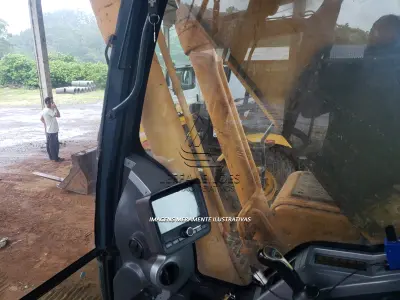 LOTE 001 - UMA ESCAVADEIRA DE ESTEIRA HYUNDAI 220 LC, 9s, ano/modelo 2014