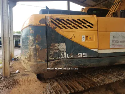 LOTE 001 - UMA ESCAVADEIRA DE ESTEIRA HYUNDAI 220 LC, 9s, ano/modelo 2014