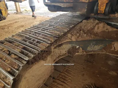 LOTE 001 - UMA ESCAVADEIRA DE ESTEIRA HYUNDAI 220 LC, 9s, ano/modelo 2014