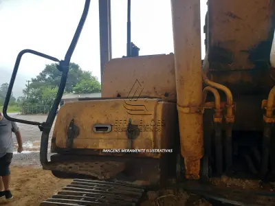 LOTE 001 - UMA ESCAVADEIRA DE ESTEIRA HYUNDAI 220 LC, 9s, ano/modelo 2014