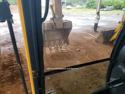 LOTE 001 - UMA ESCAVADEIRA DE ESTEIRA HYUNDAI 220 LC, 9s, ano/modelo 2014