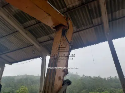 LOTE 001 - UMA ESCAVADEIRA DE ESTEIRA HYUNDAI 220 LC, 9s, ano/modelo 2014