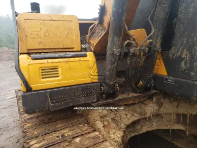 LOTE 002 - UMA ESCAVADEIRA HIDRÁULICA, COM ESTEIRA SANY SY135C-9, ano de modelo 2017