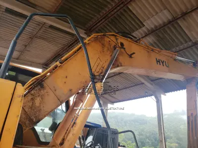 LOTE 001 - UMA ESCAVADEIRA DE ESTEIRA HYUNDAI 220 LC, 9s, ano/modelo 2014