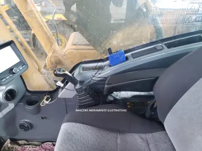 LOTE 001 - UMA ESCAVADEIRA DE ESTEIRA HYUNDAI 220 LC, 9s, ano/modelo 2014