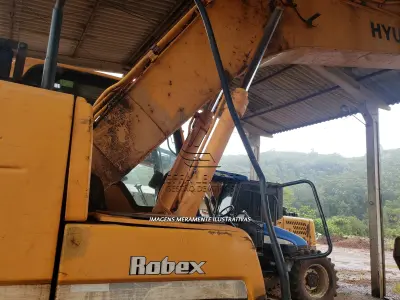 LOTE 001 - UMA ESCAVADEIRA DE ESTEIRA HYUNDAI 220 LC, 9s, ano/modelo 2014