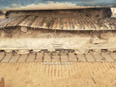 LOTE 001 - UMA ESCAVADEIRA DE ESTEIRA HYUNDAI 220 LC, 9s, ano/modelo 2014