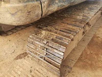 LOTE 001 - UMA ESCAVADEIRA DE ESTEIRA HYUNDAI 220 LC, 9s, ano/modelo 2014