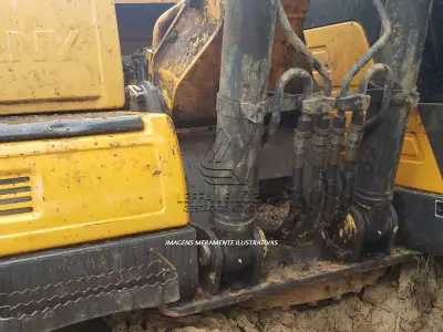 LOTE 002 - UMA ESCAVADEIRA HIDRÁULICA, COM ESTEIRA SANY SY135C-9, ano de modelo 2017