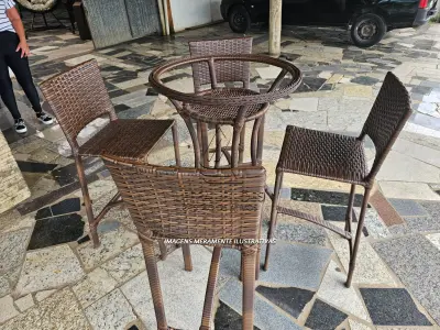 LOTE 001 - UM CONJUNTO DE MESADE MÁRMORE COM QUATRO CADEIRAS EM FIBRA SINTÉTICA