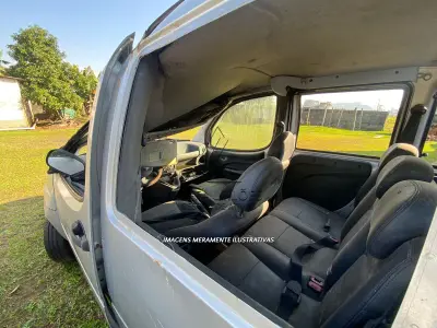 LOTE 001 - UM VEÍCULO FIAT DOBLO, PLACAS IMN-8530, ANO/MODELO 2005, EM MAU ESTADO DE CONSERVAÇÃO.