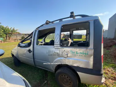 LOTE 001 - UM VEÍCULO FIAT DOBLO, PLACAS IMN-8530, ANO/MODELO 2005, EM MAU ESTADO DE CONSERVAÇÃO.