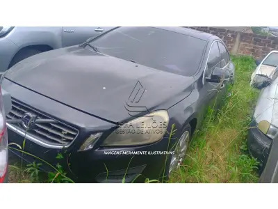 LOTE 001 - UM VEÍCULO MARCA I/VOLVO S60 2.0 T5 DYNA, PLACAS IYY-0038, ANO/MODELO 2011/2012, COR PRETA, GASOLINA