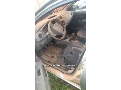 LOTE 002 - UM VEÍCULO RENAULT/SANDERO AUTH 10, PLACAS PZY-9584, ANO/MODELO 2017/2018, COR PRATA, ÁLCOOL/GASOLINA