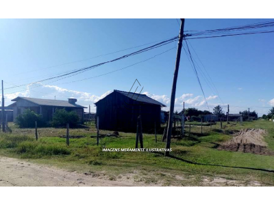 Lote 001 - uma casa de madeira, de esquina, (não averbada na matrícula) construída sobre o lote n°1 da quadra f-14, balneário magistério, no município