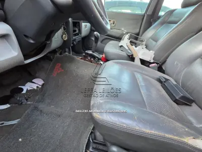 LOTE 001 - :I/MMC PAJERO SP. 4X4 SE, PLACAS IKQ1317, ANO/MODELO 2002, COR  PRATA, RENAVAM 781502578.