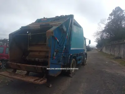 LOTE 001 - UM CAMINHÃO COMPACTADOR DE LIXO, MARCA IVECO, MODELO  EUROCARGO 170E22, COR BRANCA, PLACAS ISF-8933, ANO/MODELO 2011/2011, RENAVAM 00344732479