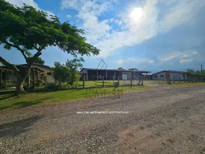UM TERRENO COM EDIFICAÇÃO, MEDINDO 1200M² (40MX30M), NA RUA JOÃO BORGES DELFINO, SANTO ANJO DA GUARDA, ÀS MARGENS DA BR-101, TRÊS CACHOEIRAS/RS.