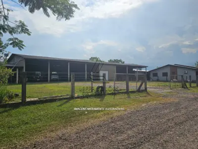 LOTE 001 - UM TERRENO COM EDIFICAÇÃO, MEDINDO 1200M² (40MX30M), NA RUA JOÃO BORGES DELFINO, SANTO ANJO DA GUARDA, ÀS MARGENS DA BR-101, TRÊS CACHOEIRAS/RS.