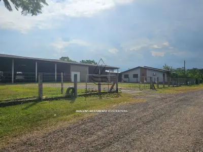 LOTE 001 - UM TERRENO COM EDIFICAÇÃO, MEDINDO 1200M² (40MX30M), NA RUA JOÃO BORGES DELFINO, SANTO ANJO DA GUARDA, ÀS MARGENS DA BR-101, TRÊS CACHOEIRAS/RS.