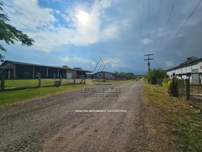 LOTE 001 - UM TERRENO COM EDIFICAÇÃO, MEDINDO 1200M² (40MX30M), NA RUA JOÃO BORGES DELFINO, SANTO ANJO DA GUARDA, ÀS MARGENS DA BR-101, TRÊS CACHOEIRAS/RS.