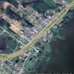 UM TERRENO COM EDIFICAÇÃO, MEDINDO 1200M² (40MX30M), NA RUA JOÃO BORGES DELFINO, SANTO ANJO DA GUARDA, ÀS MARGENS DA BR-101, TRÊS CACHOEIRAS/RS.