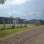 UM TERRENO COM EDIFICAÇÃO, MEDINDO 1200M² (40MX30M), NA RUA JOÃO BORGES DELFINO, SANTO ANJO DA GUARDA, ÀS MARGENS DA BR-101, TRÊS CACHOEIRAS/RS.