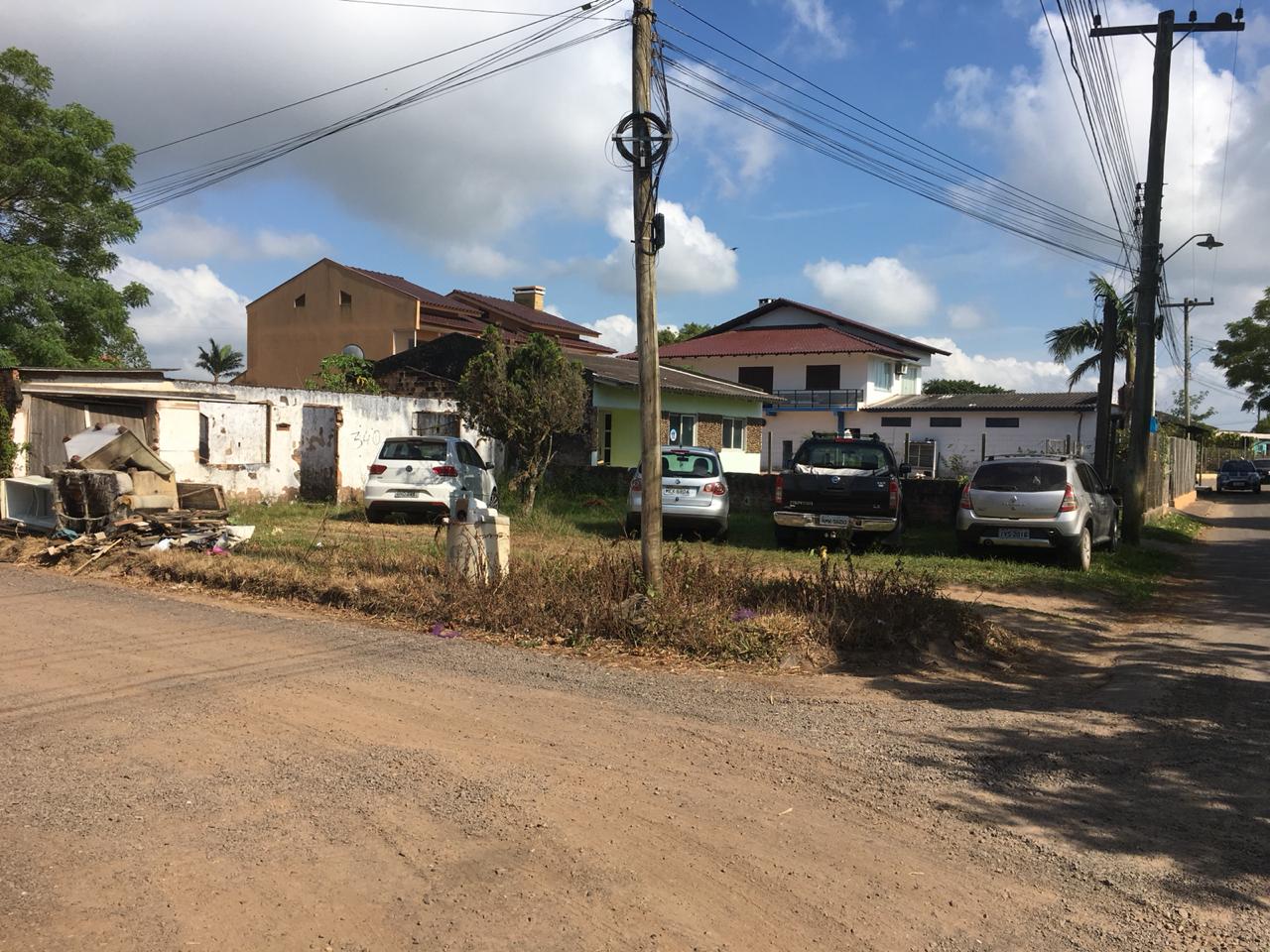 Terreno, com benfeitorias, na rua da Salina, em Torres/RS