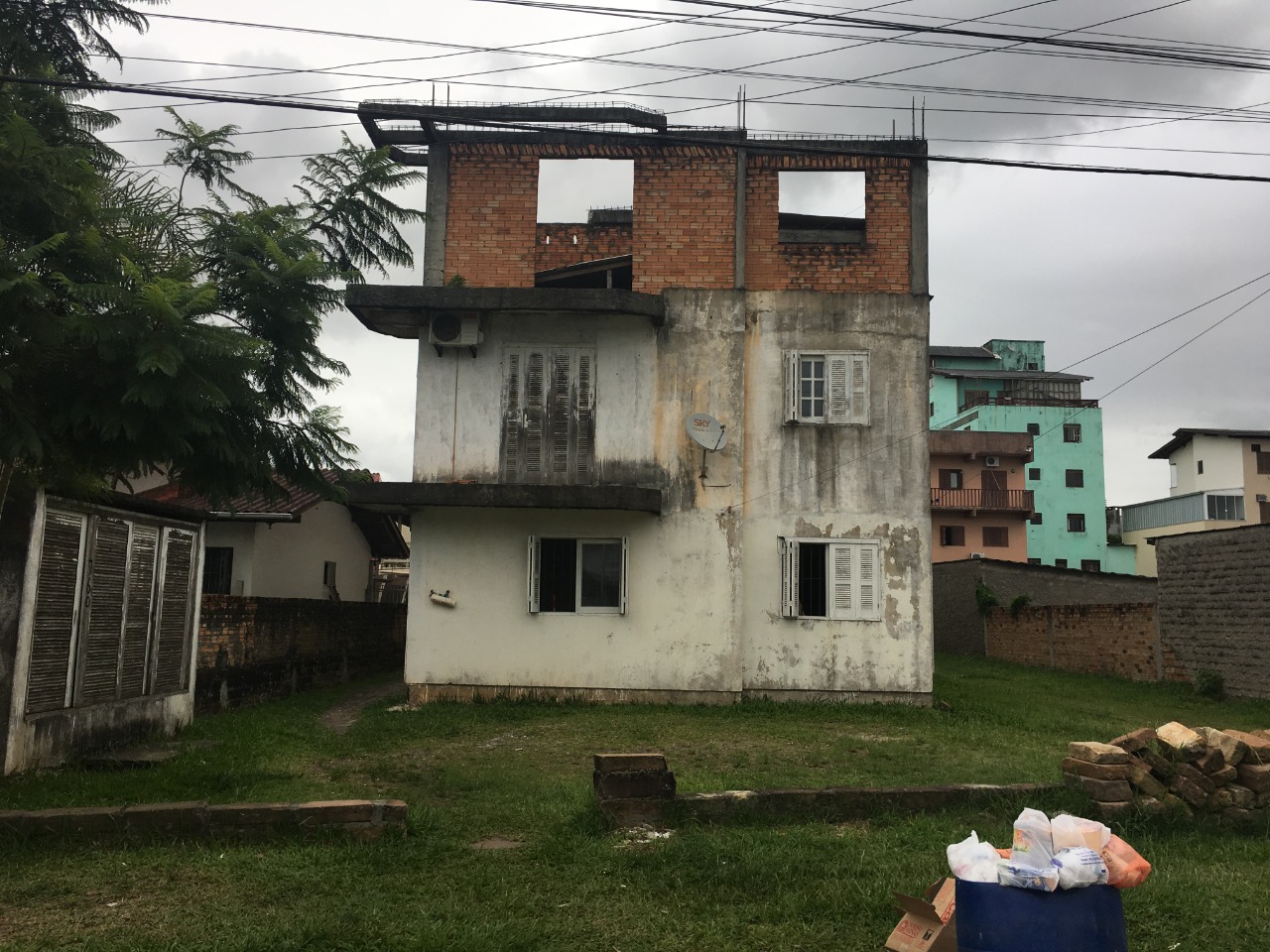 OS DIREITOS POSSESSÓRIOS DO EXECUTADO, REFERENTE AO APTO, Nº 203, ED PARAMAR EM TORRES/RS