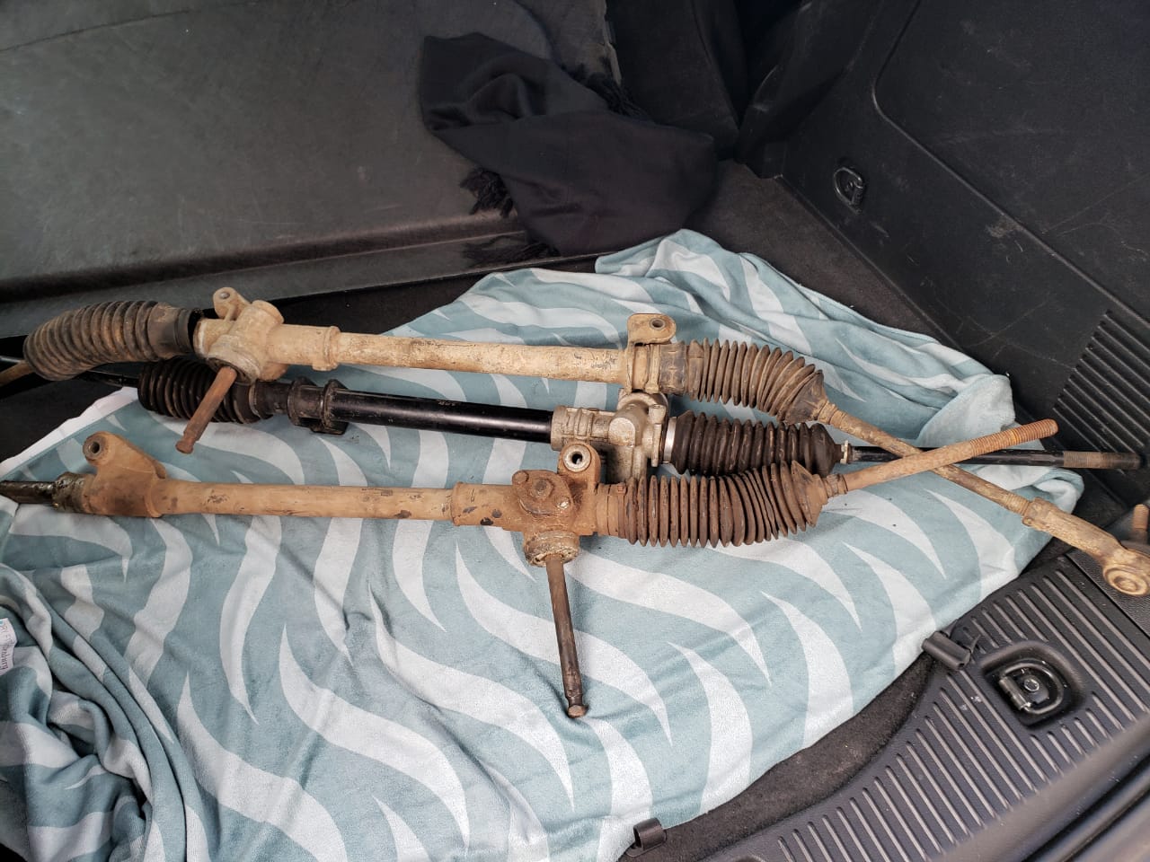 Três caixas de direção, marcas e modelos diversos, usados