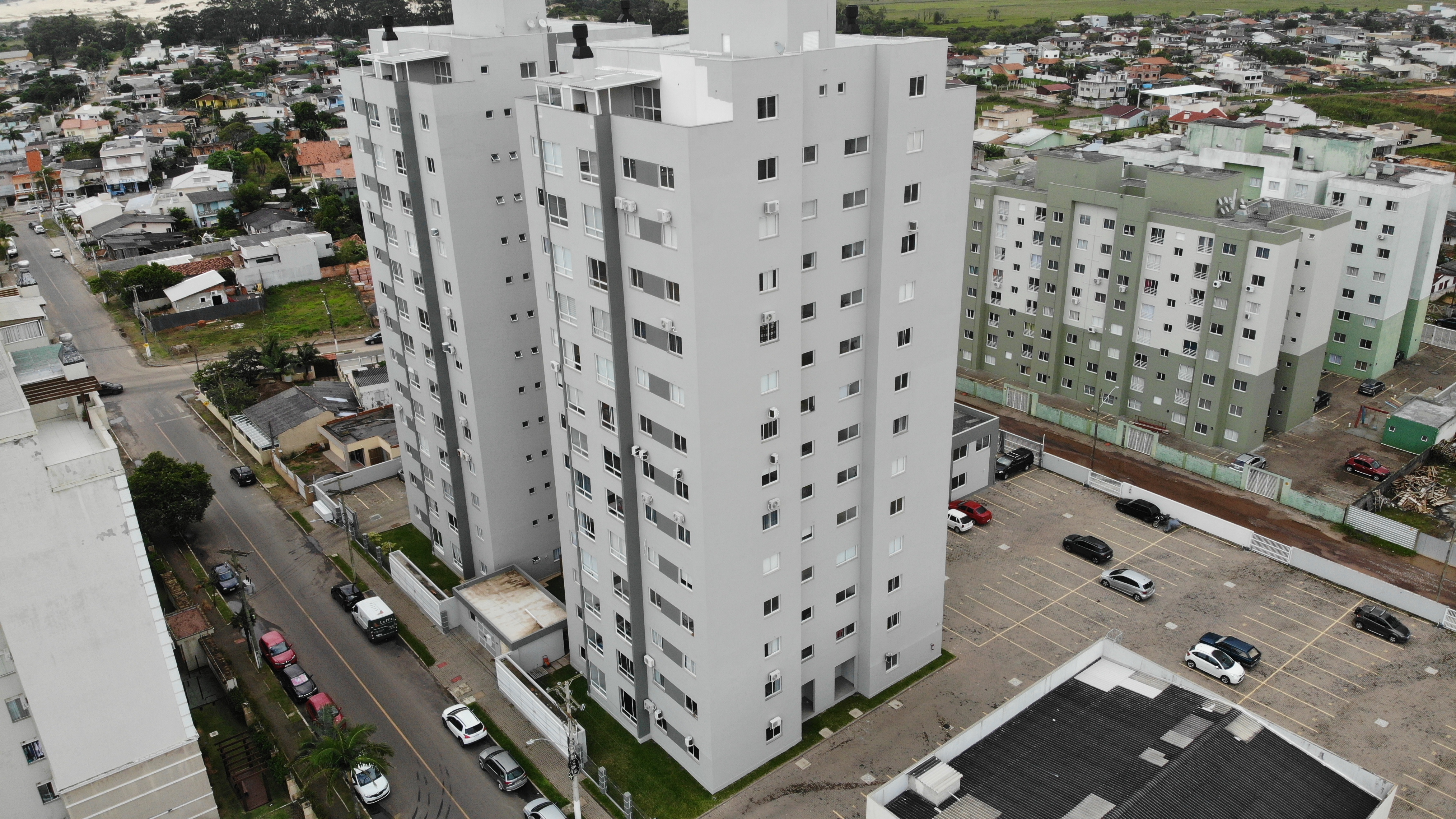 Apartamento nº 1203 e box de garagem nº 111, do Edifício Residencial Due Fratelli, em Torres/RS