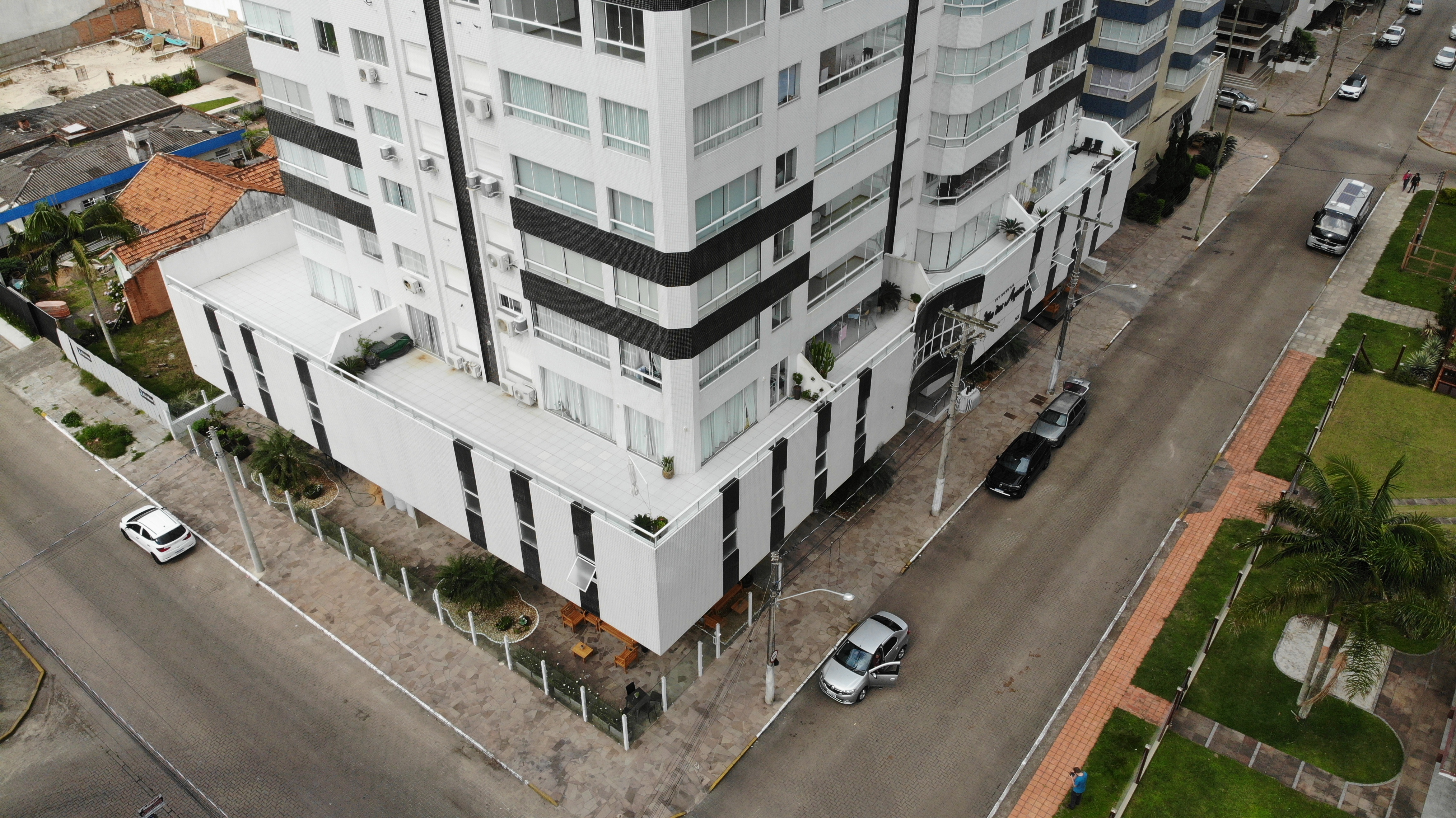 Apartamento e dois box de garagem, no Edifício Ilha dos Açores, em Capão da Canoa/RS