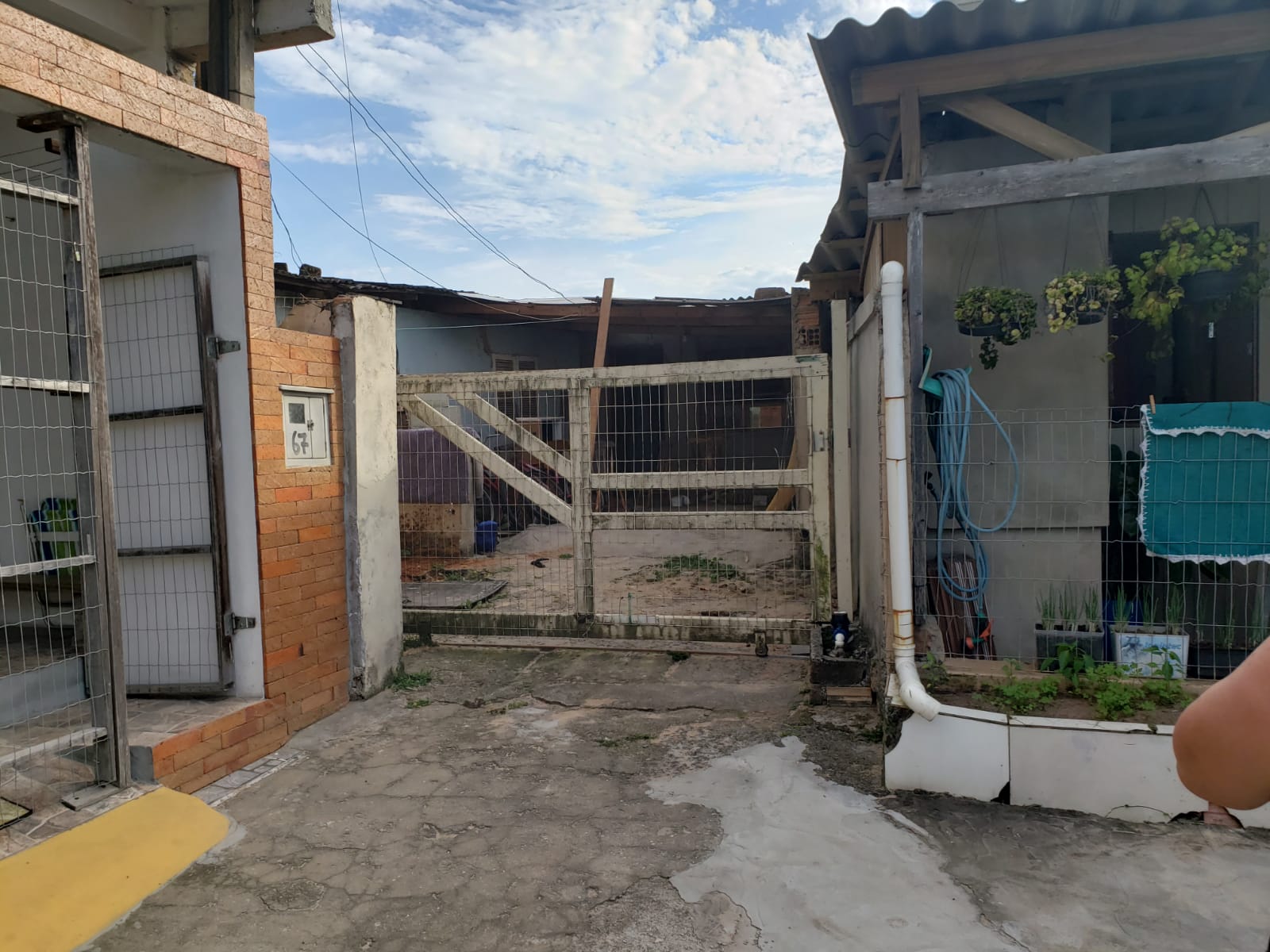 Terreno Urbano, com benfeitorias, localizado na rua Feliz, numero 70, em Torres/RS