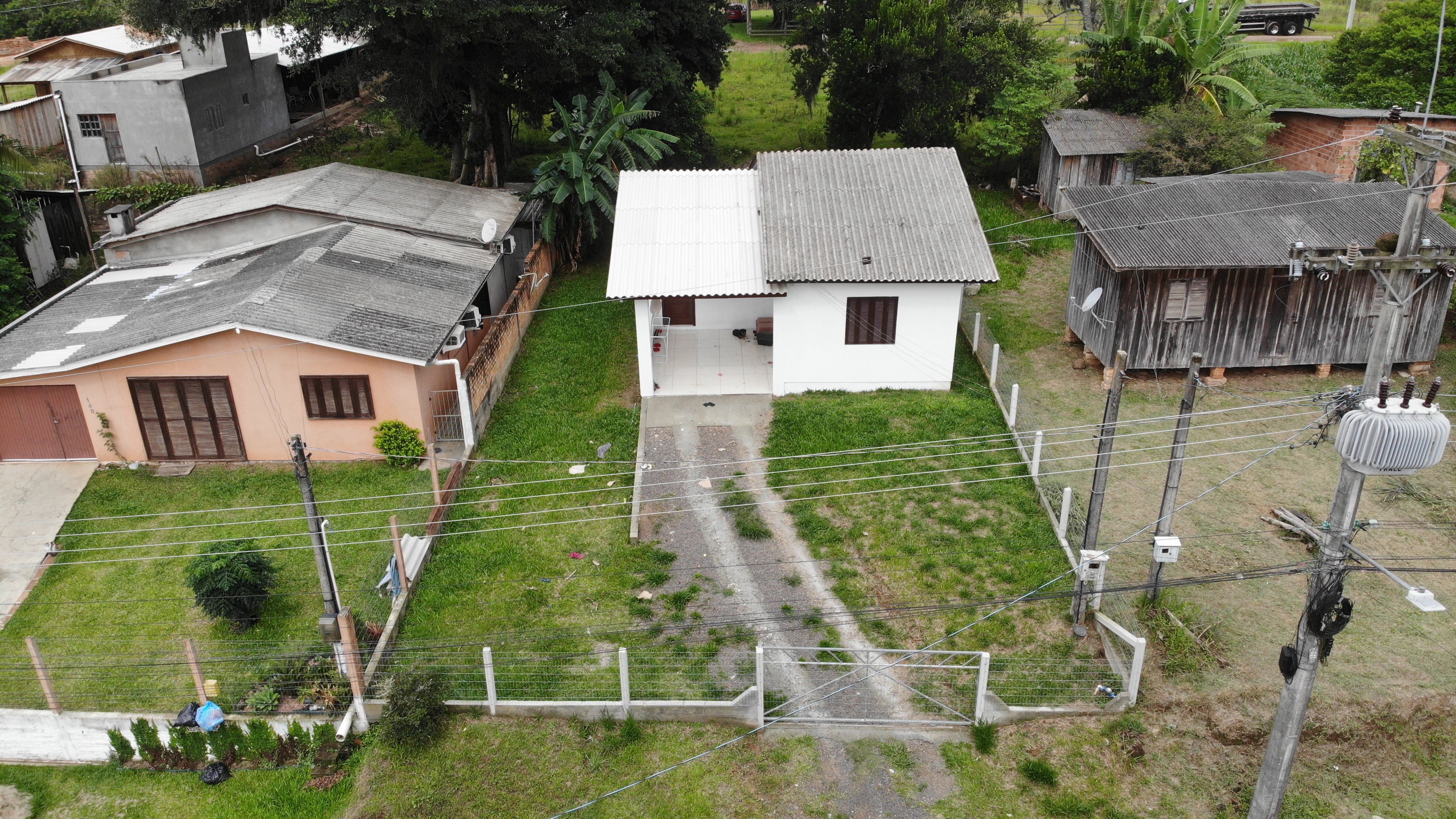 UM TERRENO URBANO, COM BENFEITORIAS, localizado na Rua Mario Dalpiaz, nº 130, Vila São João, em Torres/RS
