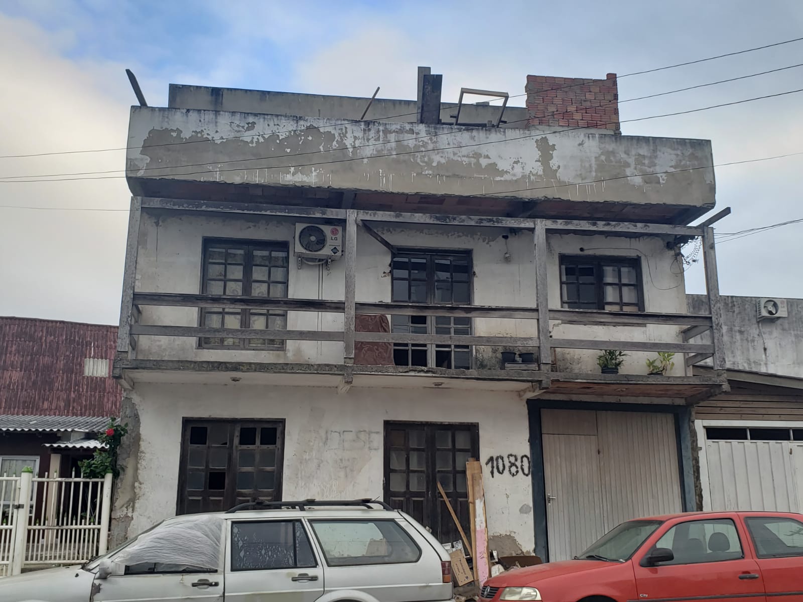 UM TERRENO URBANO, com benfeitorias, localizado na Avenida Independência, 1080, Bairro Curtume, na Cidade de Torres/RS