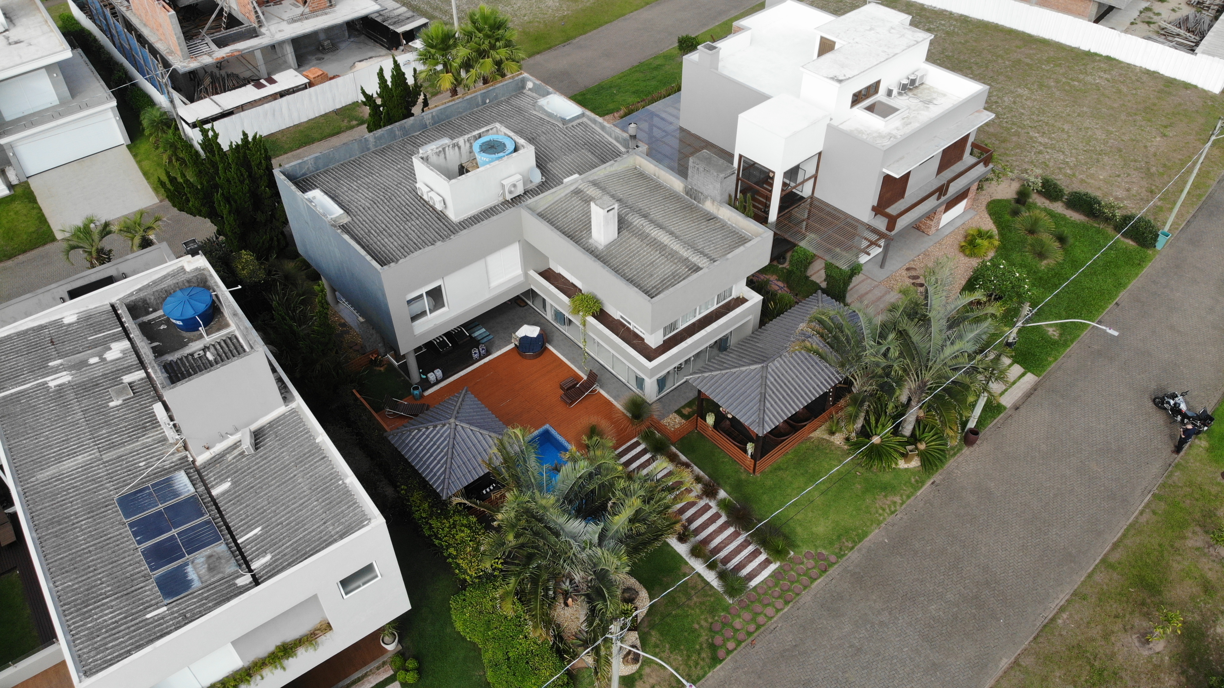 UMA CASA DE ALVENARIA COM APROXIMADAMENTE 340,10M² CONSTRUÍDA SOBRE O LOTE F6 DA QUADRA F, DO CONDOMÍNIO HORIZONTAL OCEAN SIDE, TORRES/RS, localizado em Torres - RS