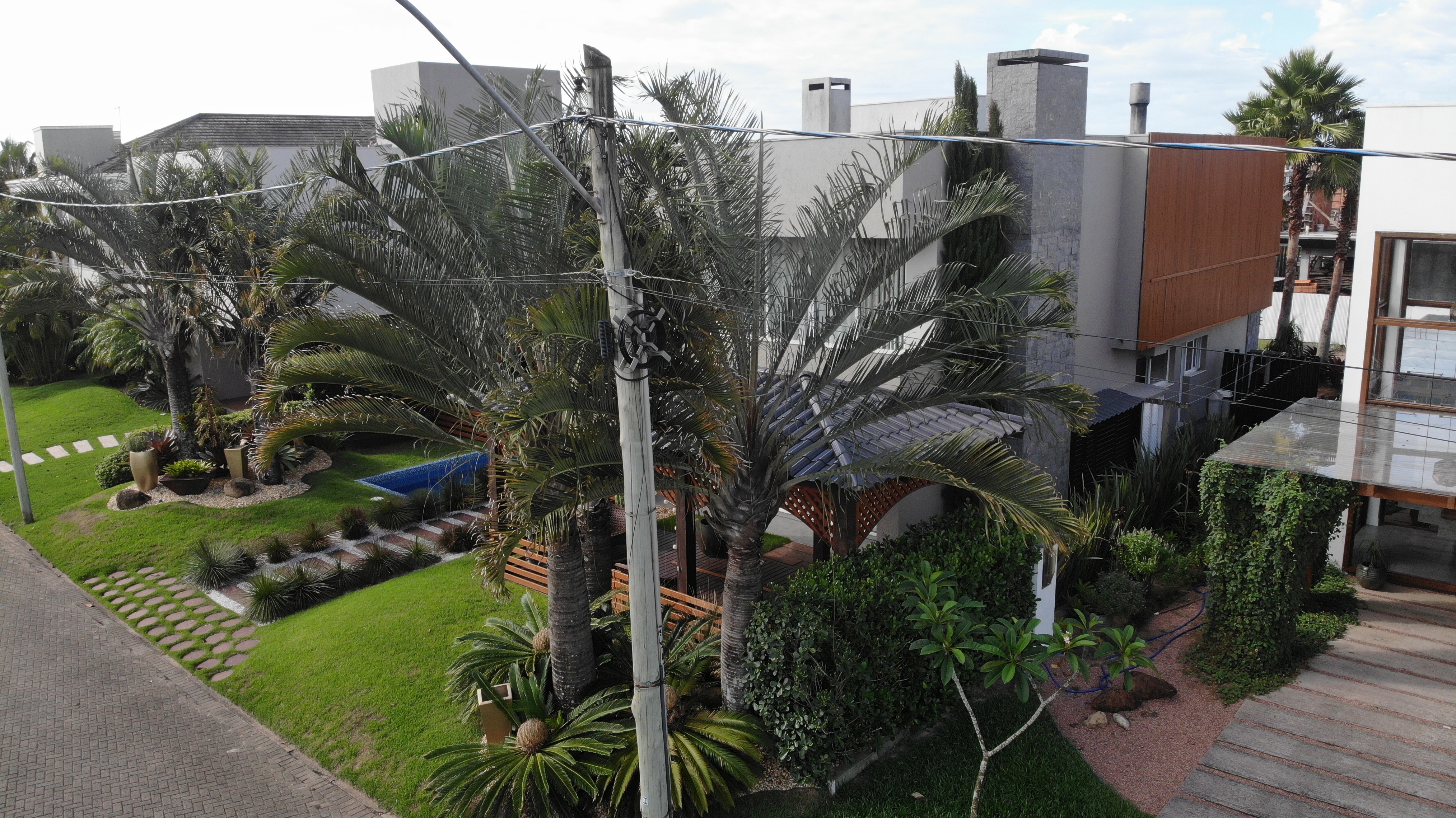 UMA CASA DE ALVENARIA COM APROXIMADAMENTE 340,10M² CONSTRUÍDA SOBRE O LOTE F6 DA QUADRA F, DO CONDOMÍNIO HORIZONTAL OCEAN SIDE, TORRES/RS, localizado em Torres - RS