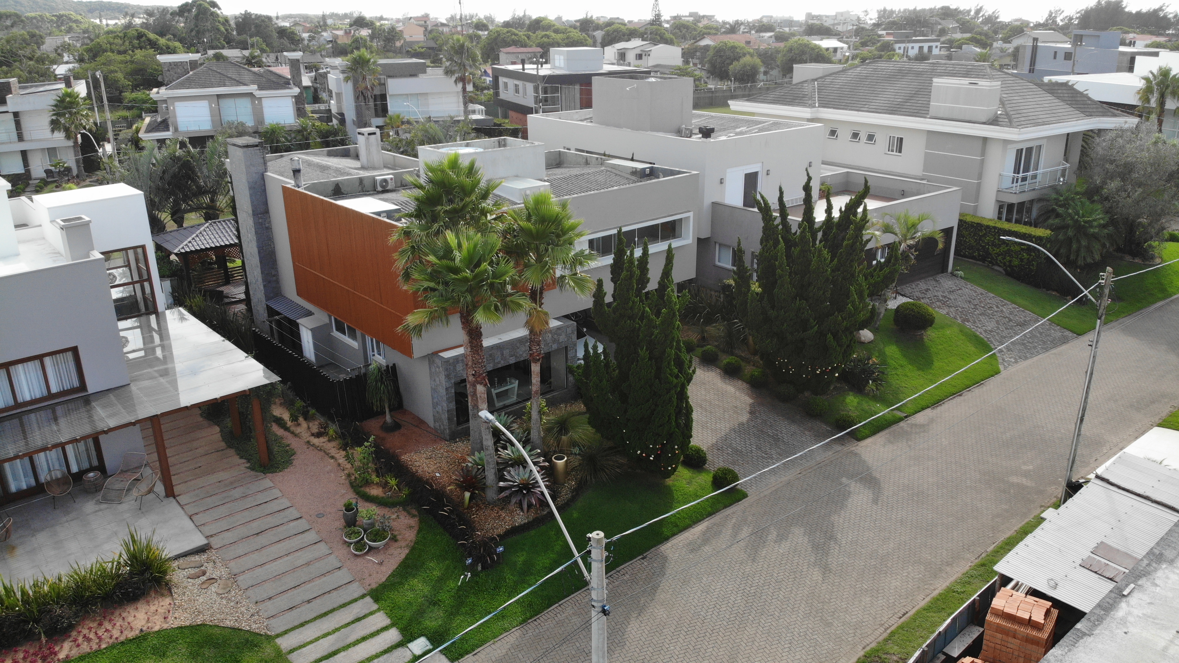 UMA CASA DE ALVENARIA COM APROXIMADAMENTE 340,10M² CONSTRUÍDA SOBRE O LOTE F6 DA QUADRA F, DO CONDOMÍNIO HORIZONTAL OCEAN SIDE, TORRES/RS, localizado em Torres - RS