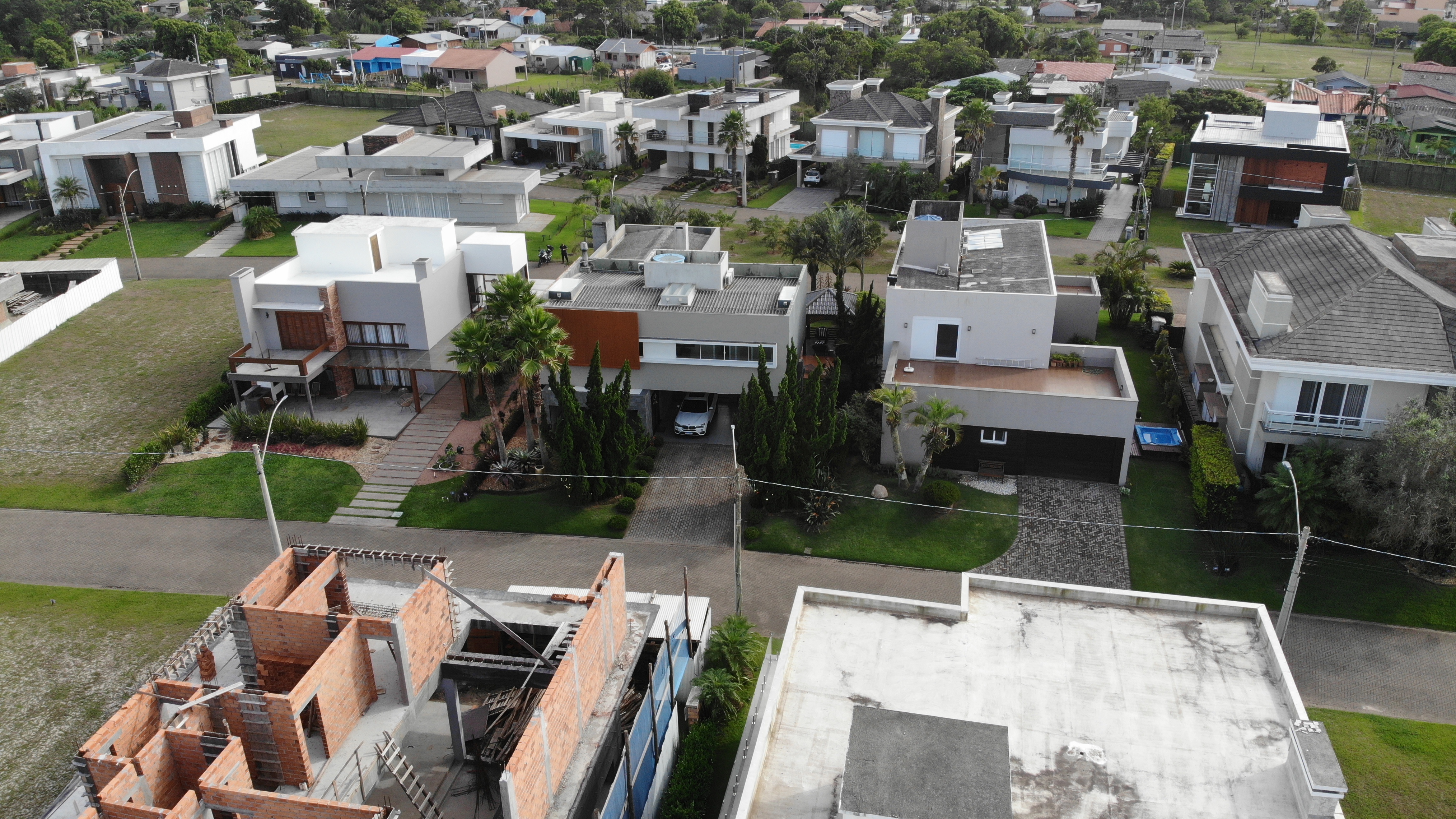 UMA CASA DE ALVENARIA COM APROXIMADAMENTE 340,10M² CONSTRUÍDA SOBRE O LOTE F6 DA QUADRA F, DO CONDOMÍNIO HORIZONTAL OCEAN SIDE, TORRES/RS, localizado em Torres - RS