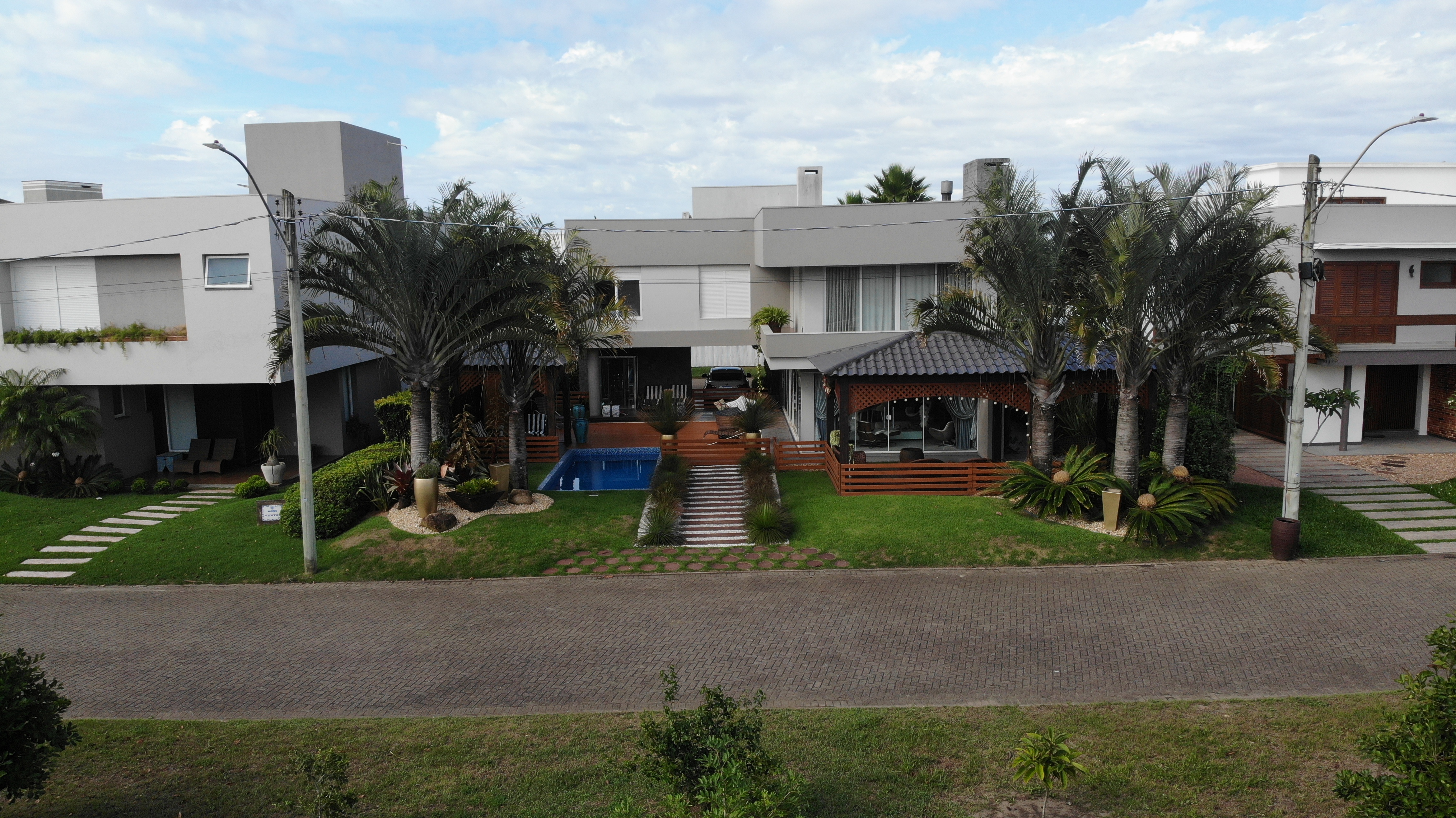 UMA CASA DE ALVENARIA COM APROXIMADAMENTE 340,10M² CONSTRUÍDA SOBRE O LOTE F6 DA QUADRA F, DO CONDOMÍNIO HORIZONTAL OCEAN SIDE, TORRES/RS, localizado em Torres - RS