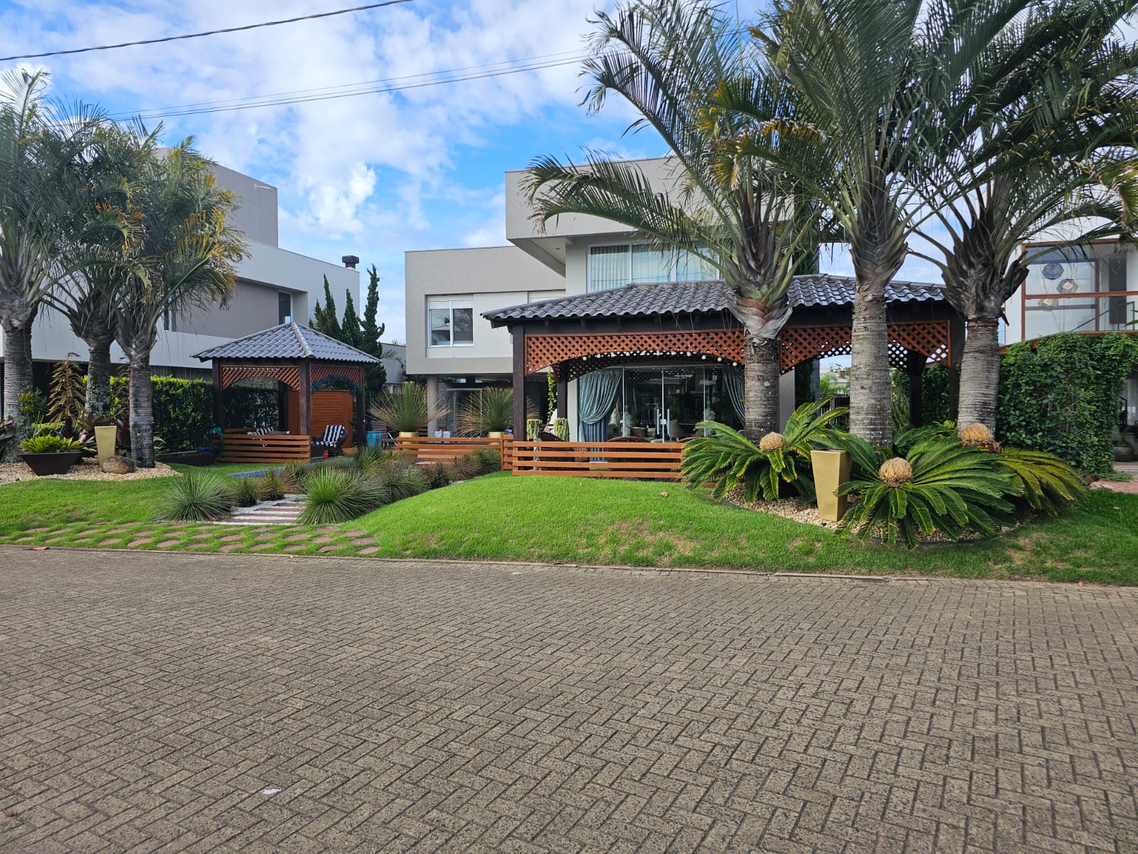 UMA CASA DE ALVENARIA COM APROXIMADAMENTE 340,10M² CONSTRUÍDA SOBRE O LOTE F6 DA QUADRA F, DO CONDOMÍNIO HORIZONTAL OCEAN SIDE, TORRES/RS, localizado em Torres - RS
