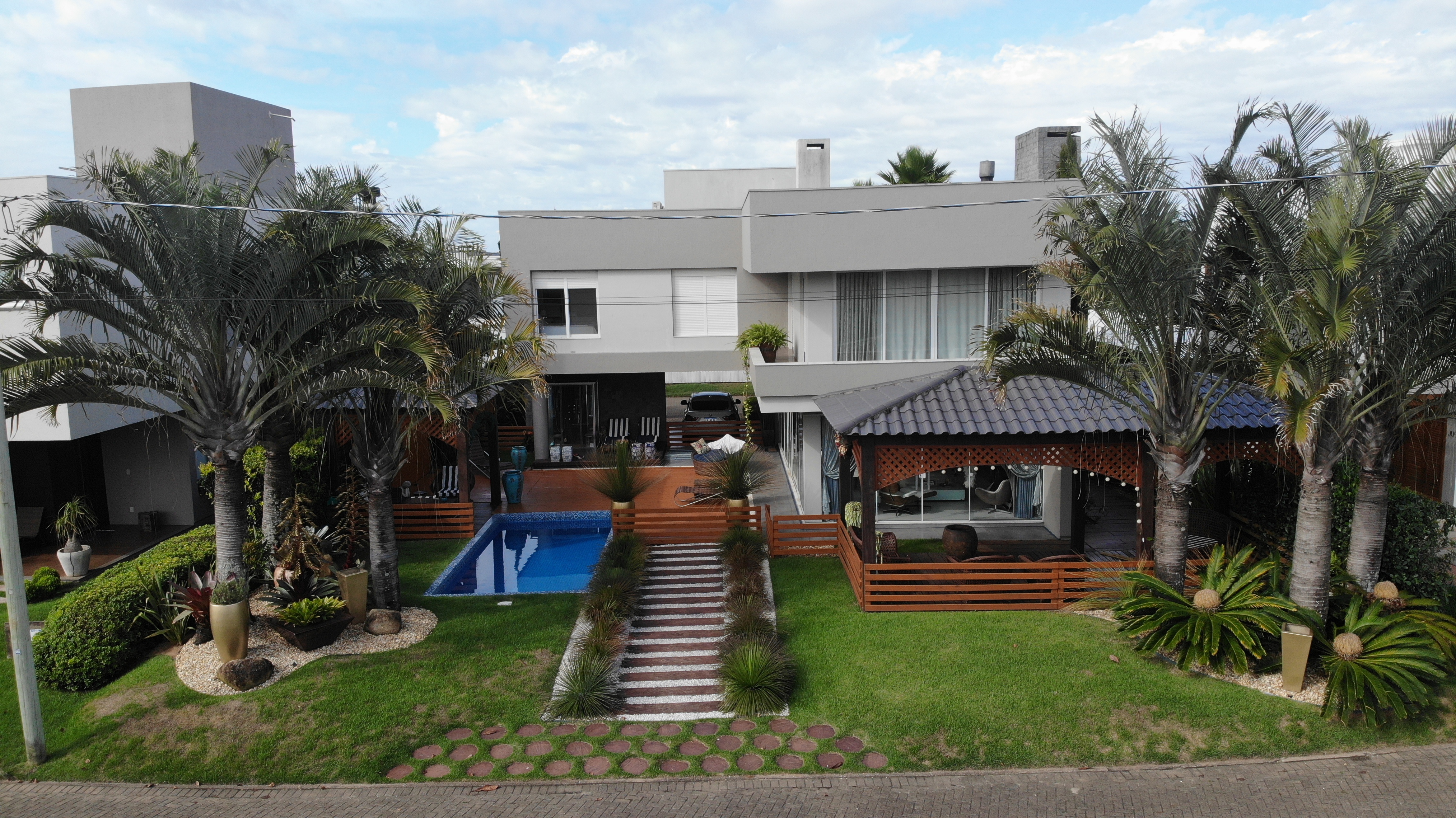 UMA CASA DE ALVENARIA COM APROXIMADAMENTE 340,10M² CONSTRUÍDA SOBRE O LOTE F6 DA QUADRA F, DO CONDOMÍNIO HORIZONTAL OCEAN SIDE, TORRES/RS, localizado em Torres - RS