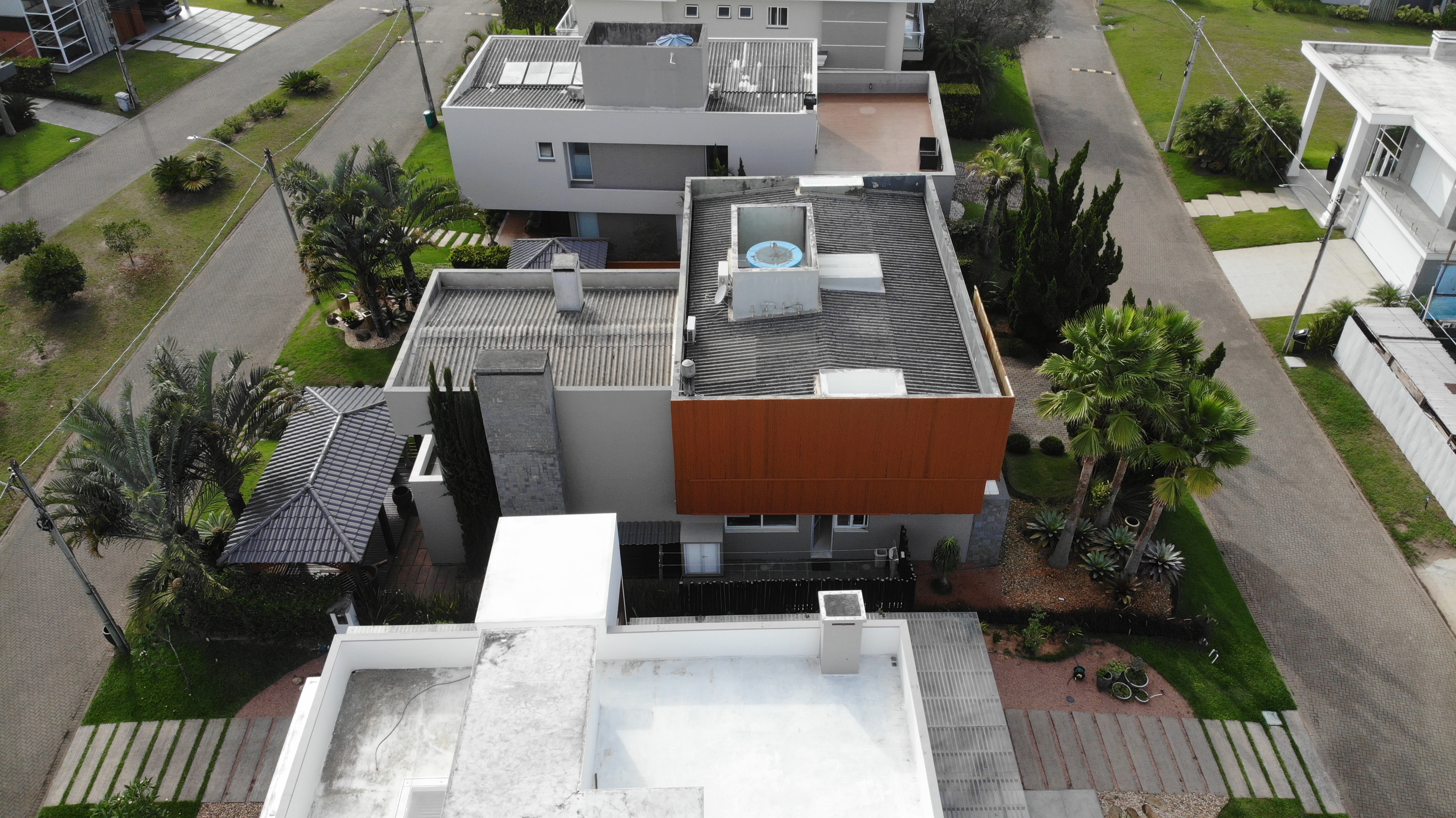 UMA CASA DE ALVENARIA COM APROXIMADAMENTE 340,10M² CONSTRUÍDA SOBRE O LOTE F6 DA QUADRA F, DO CONDOMÍNIO HORIZONTAL OCEAN SIDE, TORRES/RS, localizado em Torres - RS